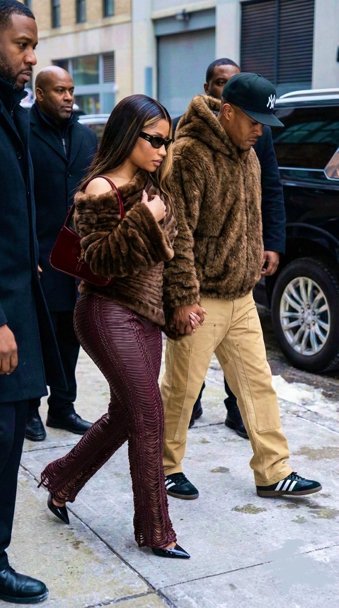 tumbledryyy's tweet image. Mix &amp;amp; Match | Nicki Minaj wearing Jean Paul Gaultier Fall 2002 Couture top is crafted from horizontal fur strips on a dark base paired with Roberto Cavalli dark burgundy trousers and black pointed toe heels…Bag: YSL✨