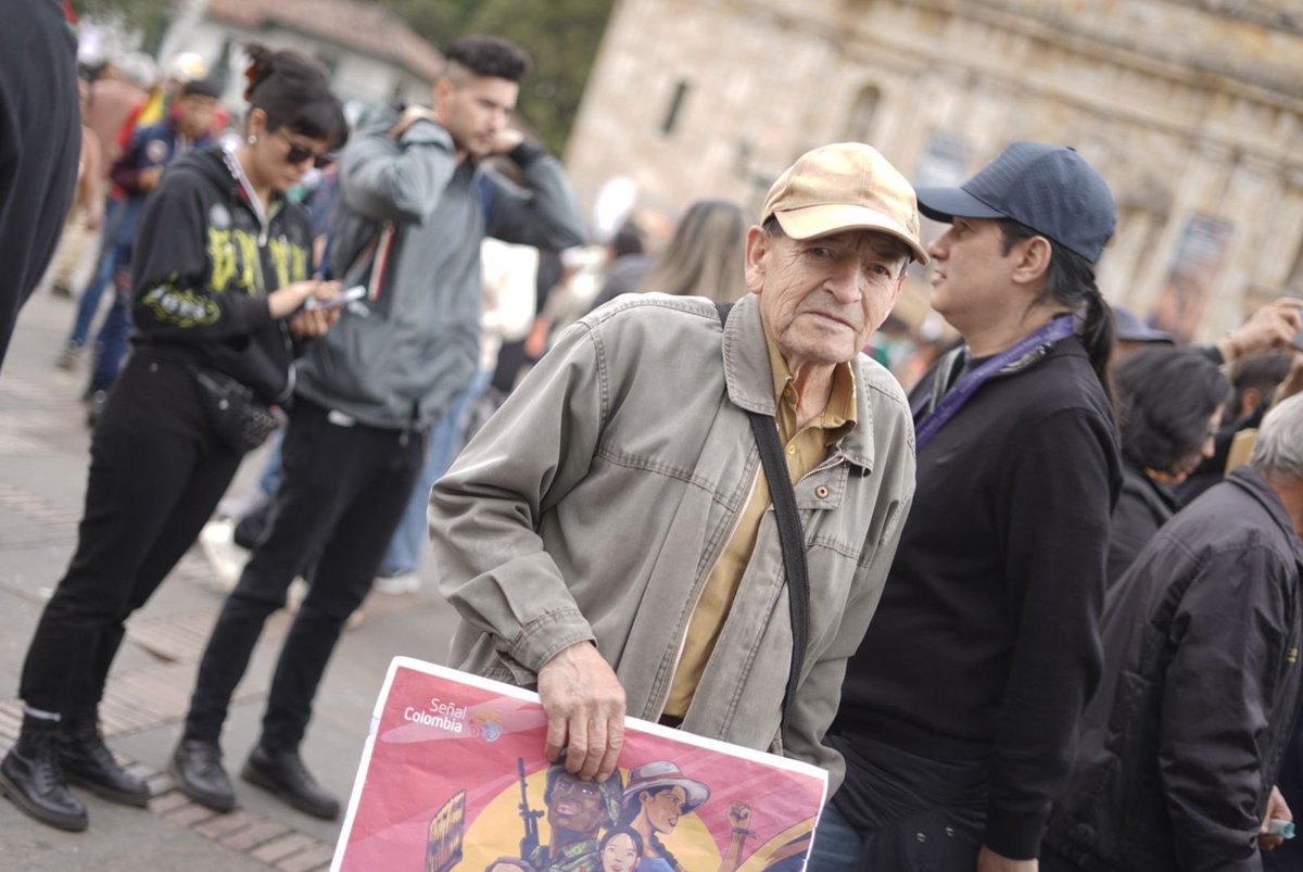 ¿Por quiénes marchamos hoy? Por los que sueñan con los pies en la tierra y el corazón en el cielo. ✊🏽
Marchamos por madres, padres y hermanos que creen en una Colombia donde el esfuerzo rinda frutos dignos. Desde la Aerocivil, respaldamos al Presidente @PetroGustavo en esta lucha