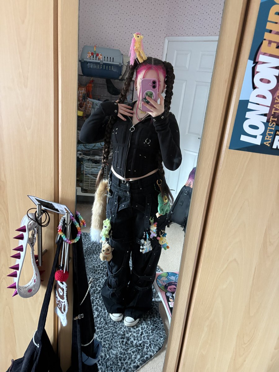 seeing <a href="/ashnikko/">ashnikko</a> tomorrow with <a href="/PixieVanora/">Madame Pixie Vanora - BIRMINGHAM DOMINATRIX</a> so get sending!!! 
we want our meal and drinks before the show paid for 💋