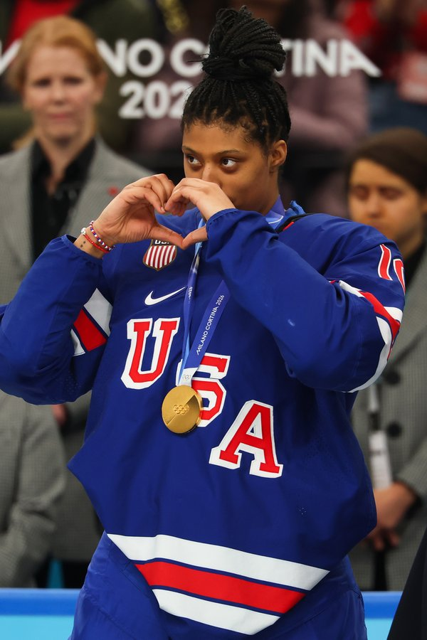 PuckBrasil1's tweet photo. A primeira atleta negra a vencer uma medalha de ouro olímpica com a seleção americana de hóquei masculina ou feminina.

Laila Edwards. 

Remember the name. https://t.co/ZIYq7SRJGB