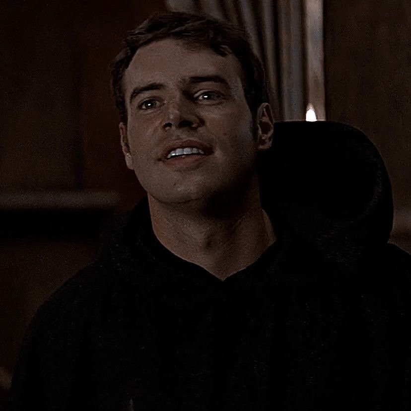 Adoro como sin uno no existiría el otro.
Billy jamás hubiera creado a Ghostface si Roman no le mostraba la "cinta familiar".
Y Roman jamás sería Ghostface si Billy no lo creaba.
Ambos se crearon entre sí 👻