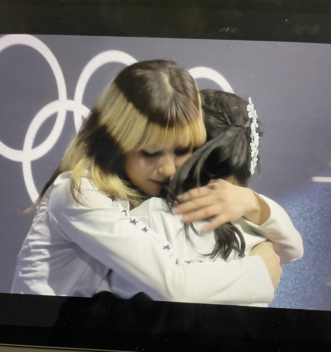 Rubli11's tweet photo. GOOD HAIR. GOLD DRESS. GOLD MEDALIST. https://t.co/IKPJFPSXlV