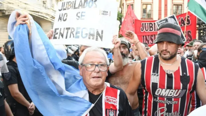 Anarcode86's tweet photo. Acaban de detener a Carlos, el jubilado de Chaca que marcha todos los miercoles. Tiene 76 años y estaba parado en la plaza y lo fueron a buscar directamente a él. No hay que olvidarse de lo que hace la policia y las fuerzas represoras del Estado! https://t.co/j7VgU4A0Dt
