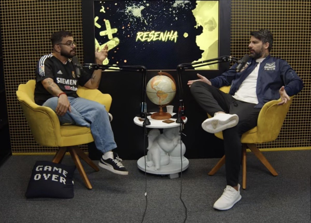 O cara não alcança o chão kkkkkkkkk que esculacho kkkkkkkkkkkkk