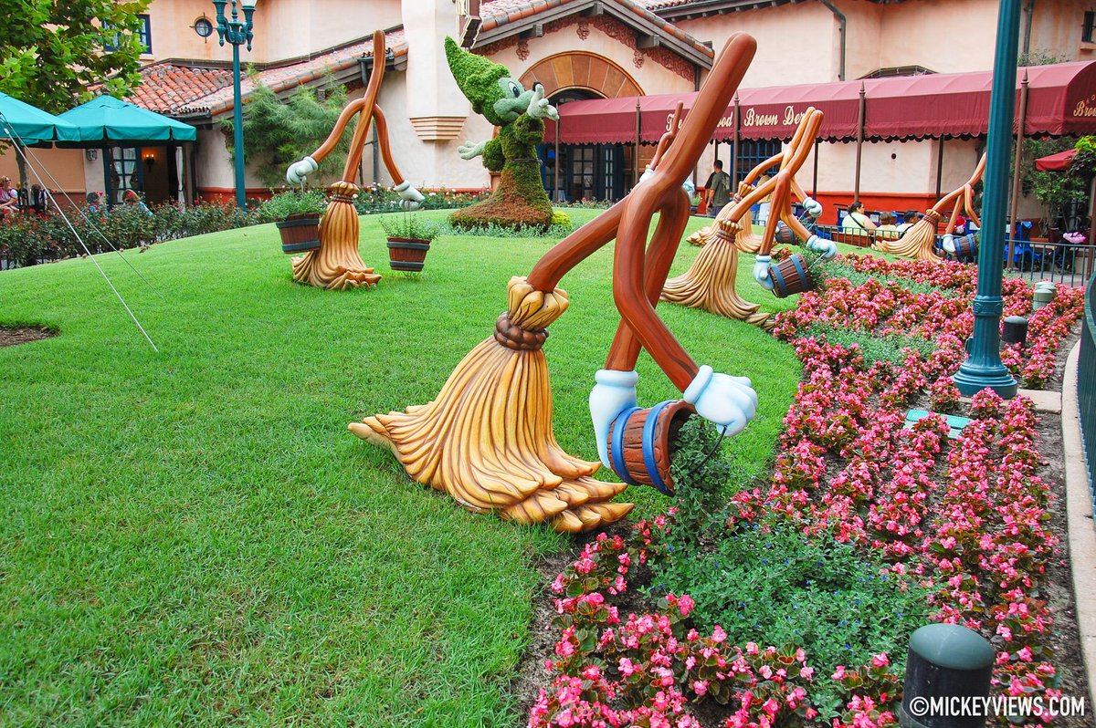 Walking into Disney's Hollywood Studios, Walt Disney World. 2008