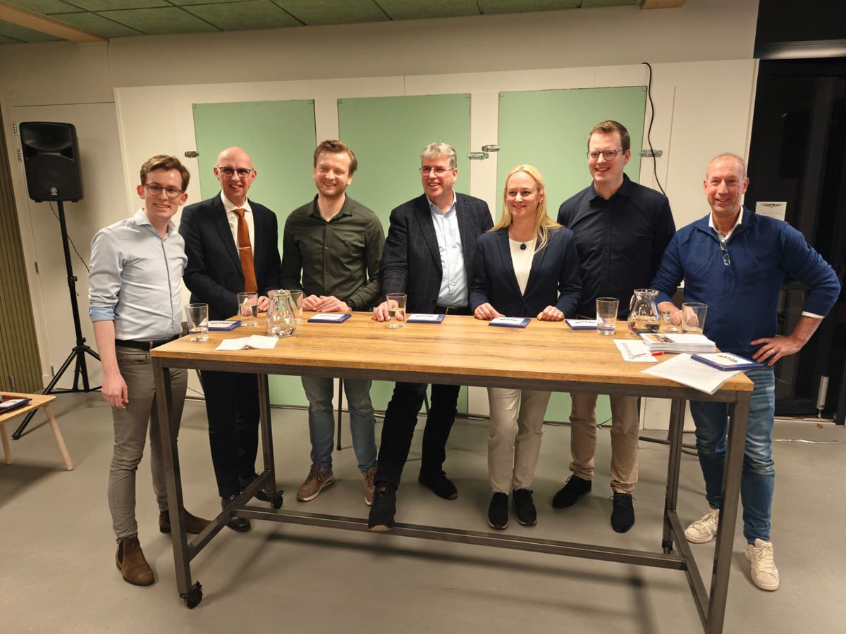Vanavond was een mooi en inhoudelijk debat in Buurthuis Bronveld in aanloop naar de gemeenteraadsverkiezingen op 18 maart 2026.

Goed om met inwoners in gesprek te gaan wat voor hun belangrijk is. Dank voor de scherpe vragen en betrokkenheid! 🧡💙 #KiesVVD