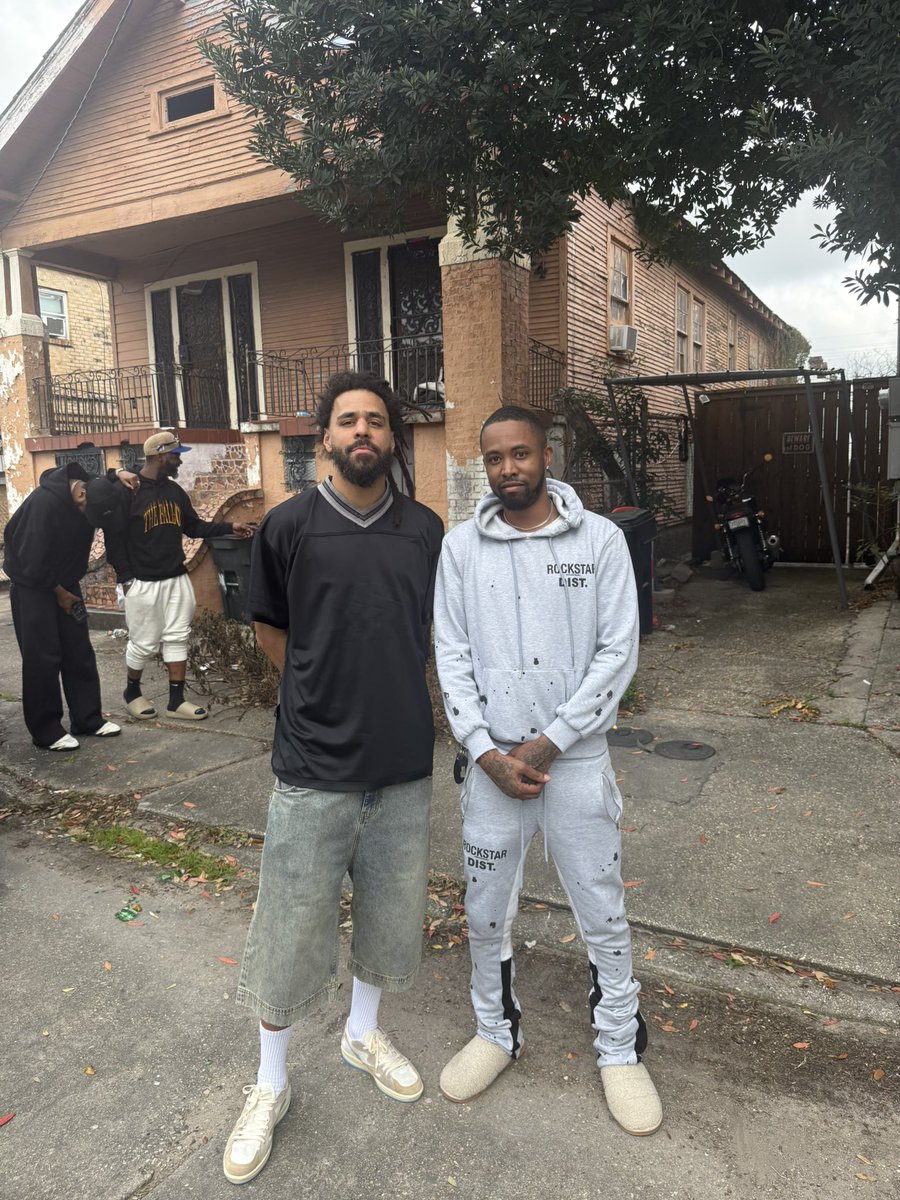 Just met J.Cole in NOLA. He a real one man 

Ridin round selling CDs out his trunk 😭😭