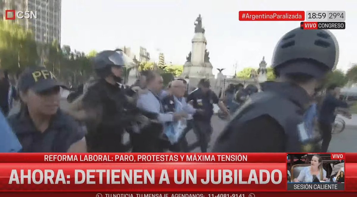 Lautafym's tweet photo. Carlos, jubilado que está todo los miércoles manifestando pacíficamente, salió en la tele dando testimonio. Literalmente minutos después el régimen de Milei mandó a 30 efectivos a buscarlo y detenerlo.

El derecho a expresarse está totalmente prohibido en Argentina.

Es verso que son liberales. Es un régimen autoritario con todas las letras.