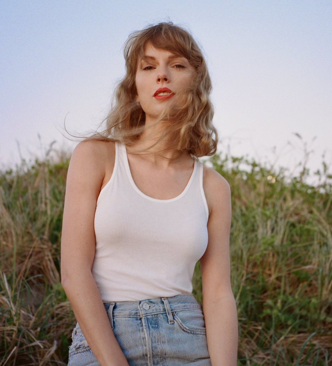 📰| Gláucia Silva, a Brazilian biologist created "The Taylor Swift Method" to teach botany using her music videos. 

— Her article is now published in Oxford.