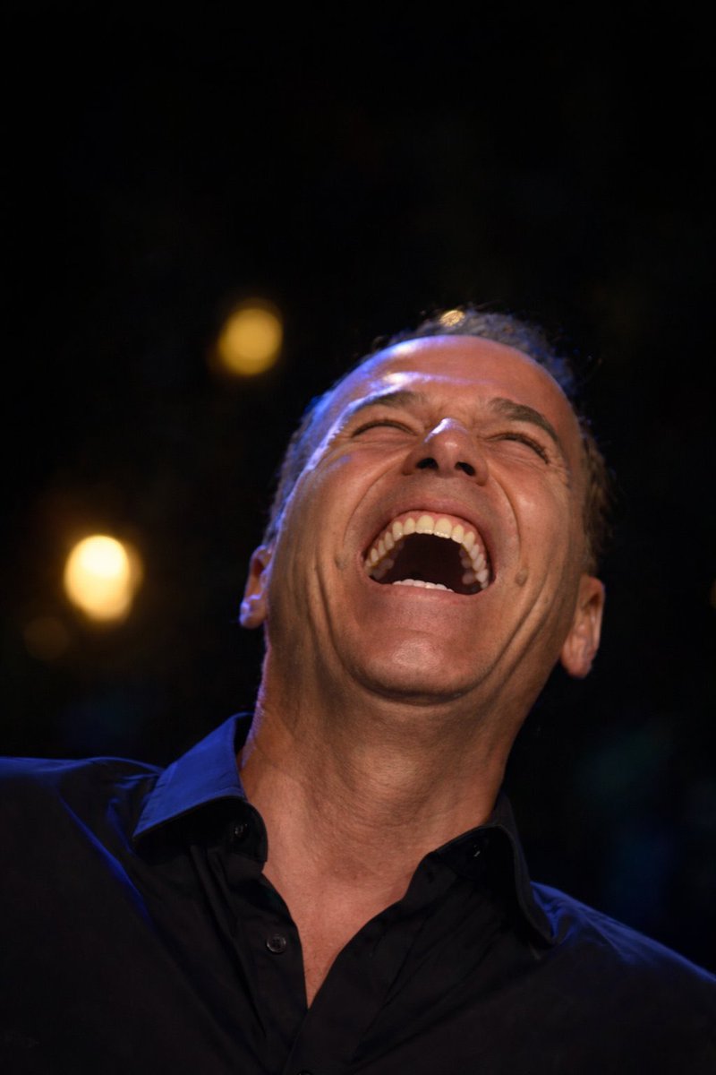 El público del plató gritando al unísono de forma espontánea CARLOS GANADOR al acabar la gala.

No hay más que añadir.

CARLOS LOZANO GANADOR.

#GHDUOGala7