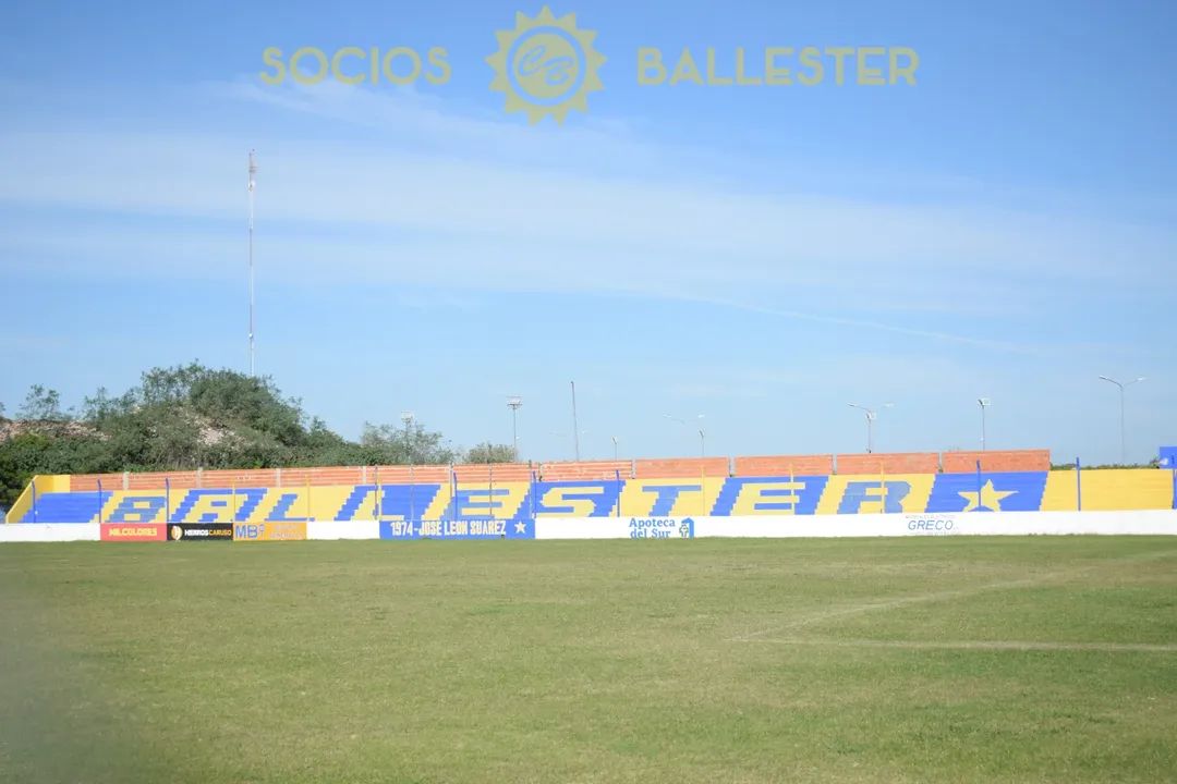 Desde Socios...

Que orgullo ver cuando hay obras en el club, acá durante la construcción del muro para la platea 🇺🇦👷‍♂️