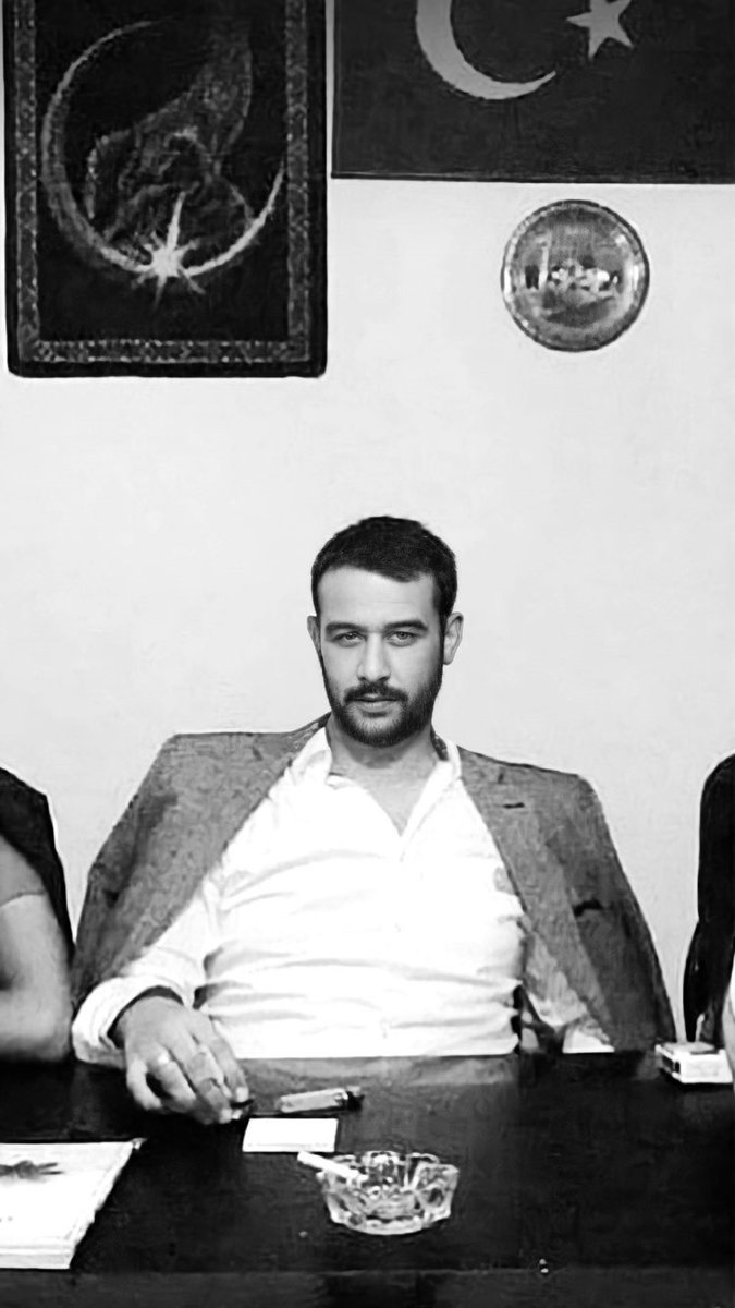 mkursadb's tweet photo. Gün olur; bir mısra kafamızda yer değiştirir. Gurbette kalan biz oluruz... 
#FıratYılmazÇakıroğlu https://t.co/bnW4umF1hj