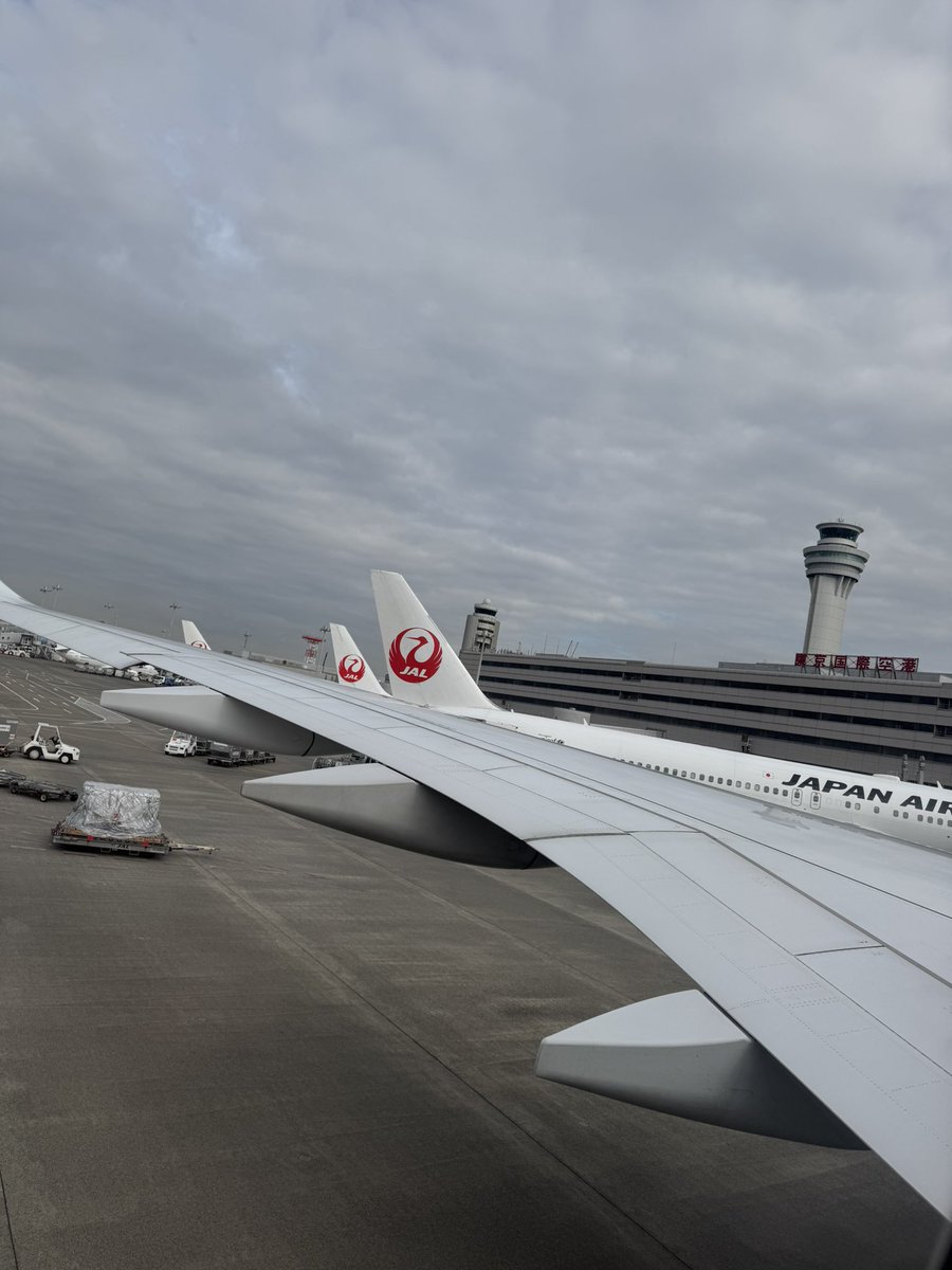 飛行機にいつもあいも変わらずワクワクするぜ。

#旅はいいよなぁ
#ひとり旅
#とりあえずビール飲んだ
#尿との戦い
#絶対に負けられない戦い
#NIKOさんに会いに行く
#嘘
#わかりやすい
#生き別れた娘に会いに
#はいこれも嘘