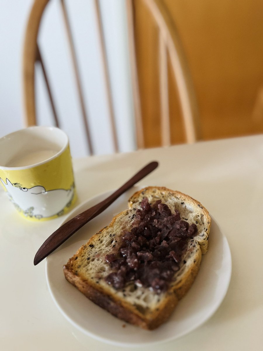 あさごぱんは、フリアンドのゴマ食パンに自分で炊いたあんとバターをのせて。