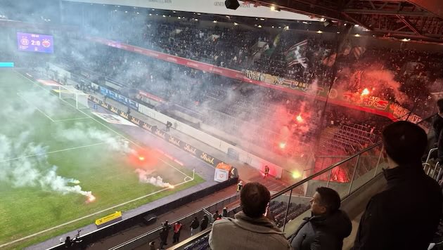 AutricheFootFR's tweet photo. PLUS DE VISITEURS LORS DU DERBY DE VIENNE ❌🧨

A la suite des derniers incidents provoqués par les supporters du Rapid lors du derby, le club a annoncé qu’aucune places en parcage ne seront vendues à l’Austria pendant TROIS ANS 🤯 https://t.co/6IHv4xE8Oj