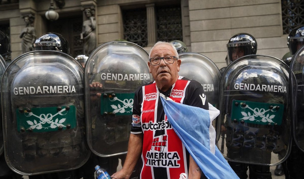 La policía se llevó a Carlos y no permiten que los periodistas se acerquen a los detenidos.
Caen en dominó los derechos de los argentinos.