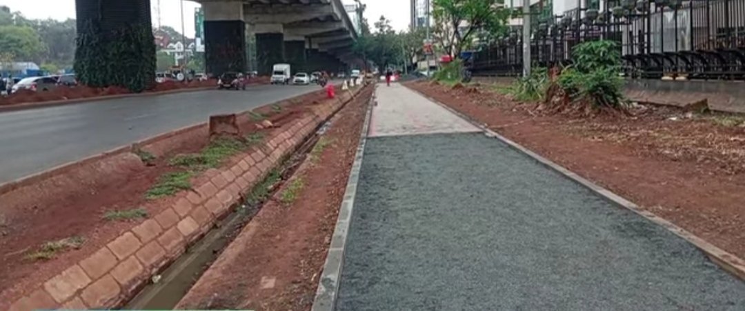 Jchomba3's tweet photo. @mohammedhersi You need to highlight the quality issues of this beautification project.  We only get 1 chance to get it right. Call president if you have to. This is Uhuru highway. Poor quality cabro, open drainage,  expanding road and leaving zero space for NMT.  Image expectations vs ground https://t.co/vfP6guYpTi
