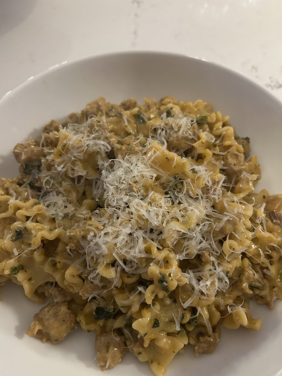 Creamy rosè sausage kale pasta.
