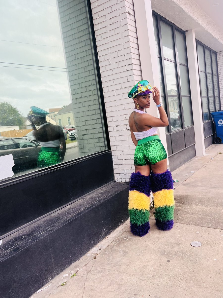 KGasperrr's tweet photo. It’s a parade up in my city yeah 💚💛💜🎭 https://t.co/AI7amdRPG0
