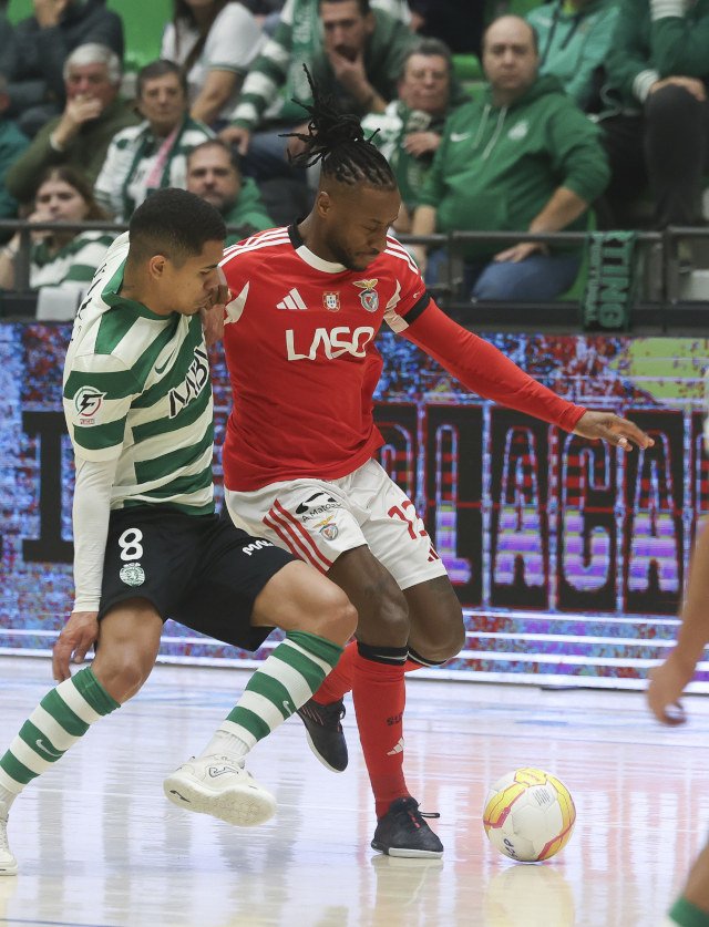 Empatar no último minuto no Dragão e empatar no último minuto no João Rocha, para cimentar a liderança isolada em ambos os campeonatos. 

É assim que se responde a pavilhões que passam 90% do tempo a insultar-nos. Delicioso.