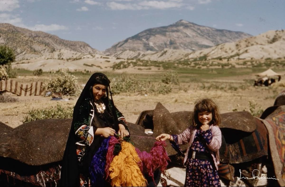 Silam. Î wînebargel çe rind in, ne? Îme, de her fotografe tamî zindeganîwar digirînele. Zindeganiyê Kurdgel xeylî zür wîge; welê, îmegel ditanîn “dilşayî”ye îj wiwînîn. Î îsangel heyatnêyig hestin; je suretê yexemînêyan ew xwendîyag e ke hîç netanistigin rûkenig win. Koçwerîye û