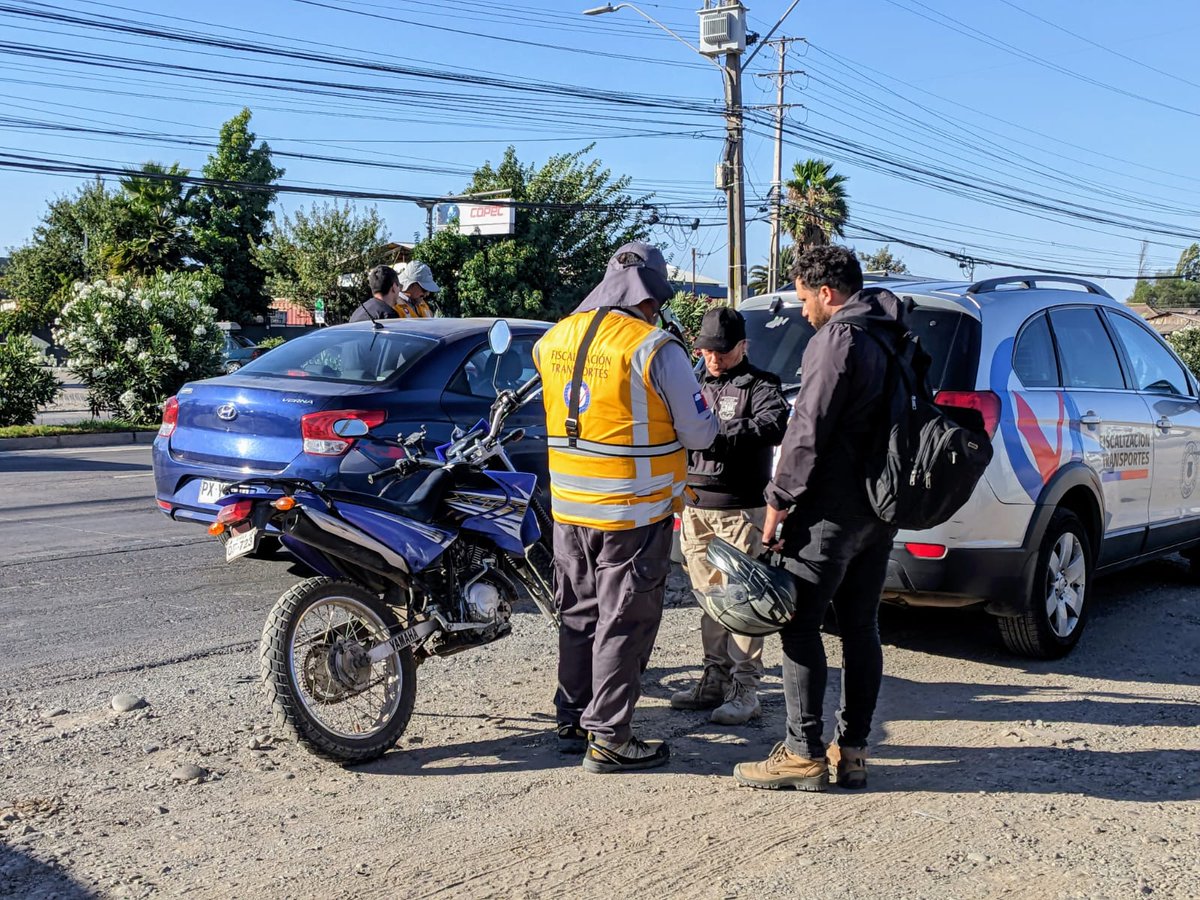DPPTalagante's tweet photo. Operativo conjunto en Padre Hurtado reforzó la seguridad vial: 123 controles en Camino Melipilla con El Manzano dejaron 21 vehículos retirados y 2 detenidos. Participaron Carabineros, municipio y Ministerio de Transportes, junto a la delegada Stephanie Duarte. #DPPTalagante https://t.co/eAqOlGwJW2