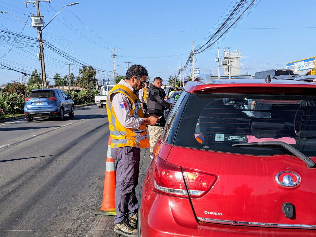DPPTalagante's tweet photo. Operativo conjunto en Padre Hurtado reforzó la seguridad vial: 123 controles en Camino Melipilla con El Manzano dejaron 21 vehículos retirados y 2 detenidos. Participaron Carabineros, municipio y Ministerio de Transportes, junto a la delegada Stephanie Duarte. #DPPTalagante https://t.co/eAqOlGwJW2