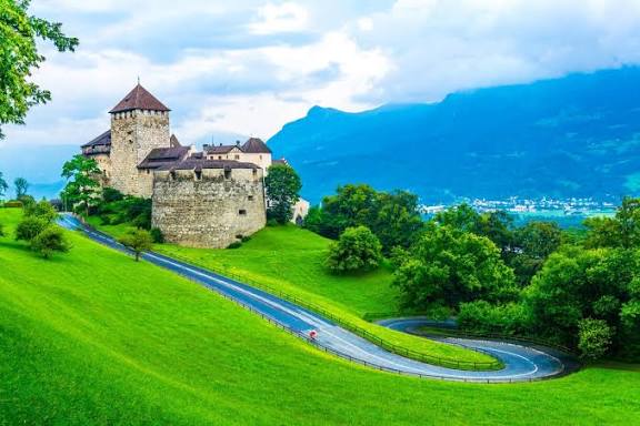 W6MOQ's tweet image. 📡🛰 #hamradio ~ new series 🗺
Đ𝕏CC smallest countries by land
📚 📚 Source: @grok by #xAI 2026
6/10: #Liechtenstein 160 km² 🏔🦅