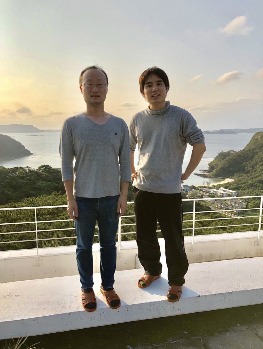 watanabe_1984's tweet photo. 棋王戦第2局の金沢対局が近いからか関係者に「先生がいつも買ってるお菓子なんでしたっけ？」と聞かれた。「加賀の殿様」です。金沢駅のあんとで買えます。
(店名は加賀陣屋)
棋王戦に行かれる方はぜひ、ご賞味を💁🏻‍♂️
止まらなくなりますよ笑

頂いたコメントから。

「渡辺先生、お帰りなさい！
旅を楽しまれたようでよかったです😊
お写真から、沖縄に行かれていたのでしょうか。沖縄のどこに行かれたのだろう🤔
勇気先生から助言とかいただいたのでしょうか。（お母様が沖縄の方だったかと）
ちなみにチャンプルーと伸びます！

浦添のヤクルトキャンプが目的なので那覇滞在で浦添に通ってました。
前回、2019年に王将戦で行った時は🎽勇気と平和祈念公園や渡嘉敷島を観光しました。①②③7年前なので若い、細いw
🎽がゴーヤにハマったのはこの時からです。チャンプルーなんですね✍️

「この時期に沖縄、ということは…燕を見に行ったんですね❗
サインとかもらいましたか？(笑)」

自分ではないのですが、同行者が推し選手の練習終わりに遭遇してサインをもらうという幸運がありました！たまたま、私が自分で書く用に色紙④をたくさん買っていたという偶然もありましてw

「美ら海水族館のガチャでぺんぎん？ちゃんを引き当てるとは…さすがですね
(・⊝・)✨
お目当ての子が出ないと沼ることもたびたびなので…💦
ガチャで引いたのは写真のしろくまちゃん&ぺんぎん？ちゃんだけでしょうか？」

この2つが狙いで、6投資しました😅
残りは友人でお子さんがすみっコ好きな人にお土産としてあげようと思います😌

「お帰りなさい！よい旅だった様で、いいリフレッシュになりましたね！！
棋士の方々の対局中の食事選択も、それぞれで面白いですよね。
タイトル戦でも食べ慣れたものを軸に選ぶ人、現地の名物や郷土料理を中心に選ぶ人、個性がにじみますよね☆渡辺先生も、選択に悩んだりしてましたか？？」

藤井竜王・名人がタイトル戦に出るようになってからはメニューが格段に増えたので、悩むことも多かったです。見る側も楽しくなりましたよね😋
