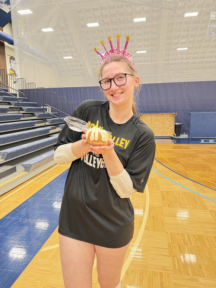 rvc_vb's tweet photo. Our belated January birthday queeeeeen!! 🎂🎉👑 Sydney Schmidt https://t.co/h1WWuWbm9r