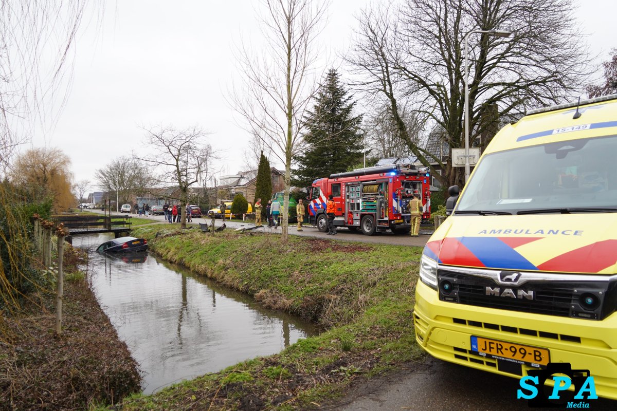 Auto belandt in water na botsing