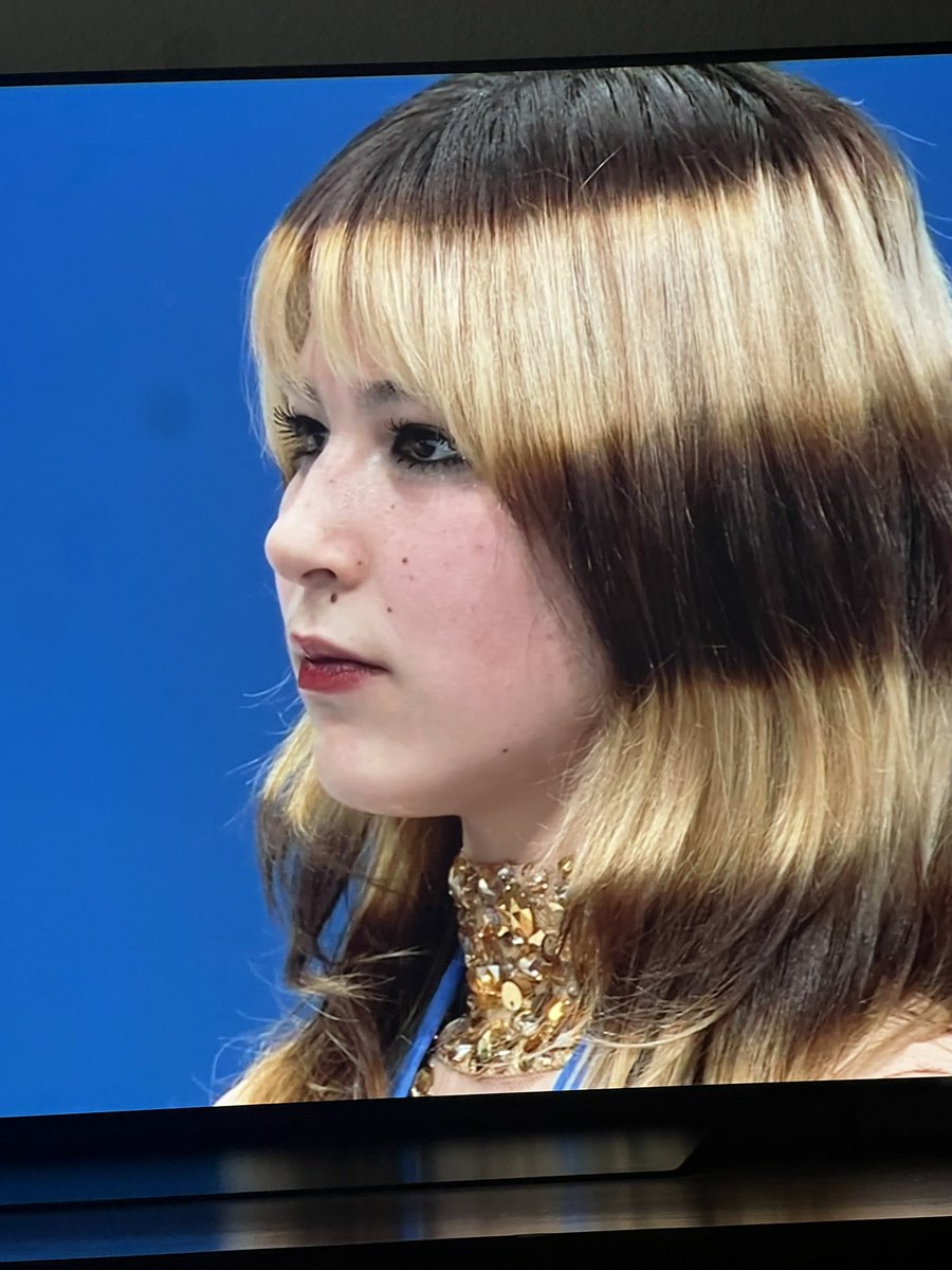 the face of an olympic champion who would rather be doing literally anything but engaging in a display of national patriotism 🫡