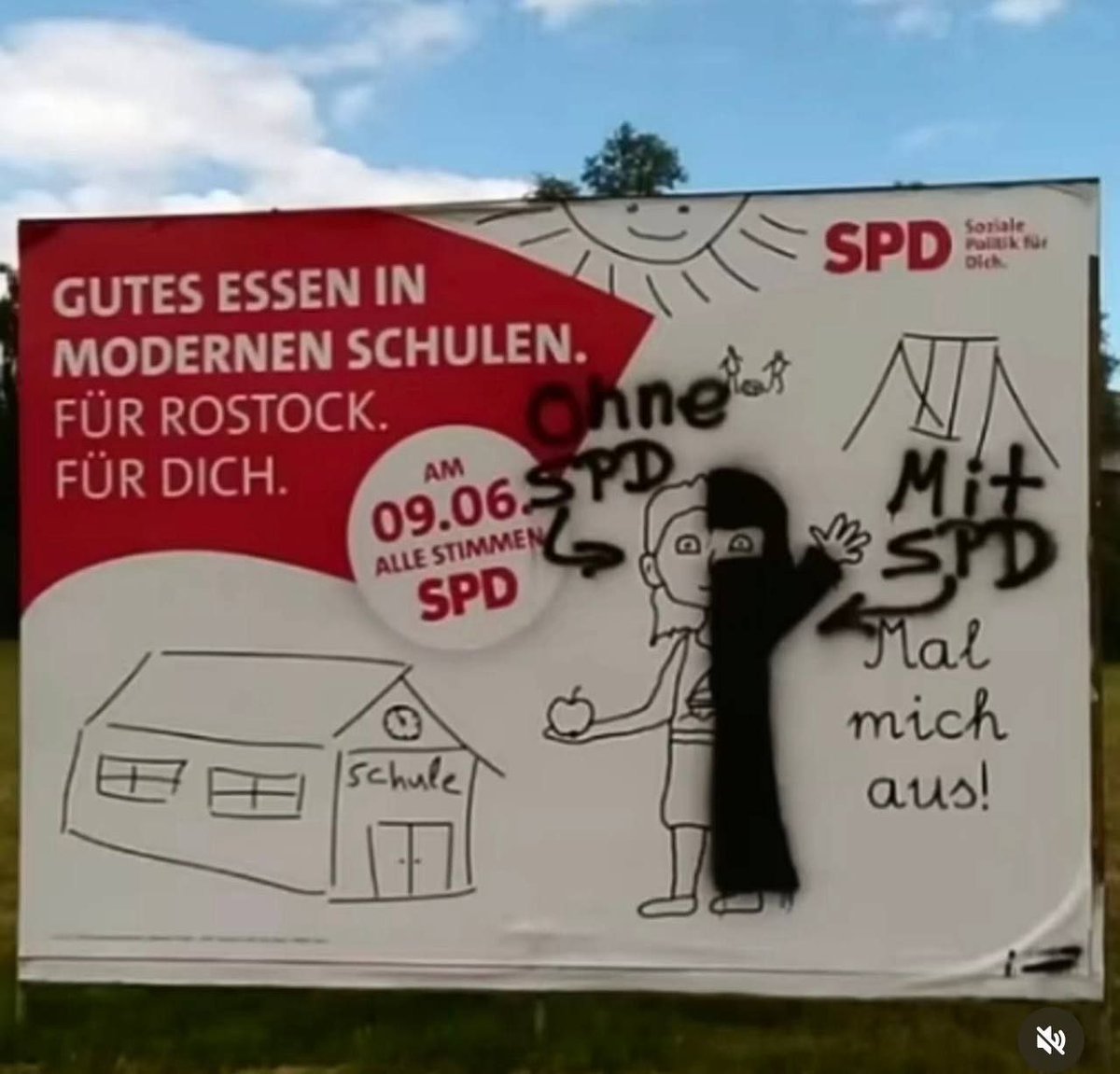 Ob das jetzt kreative Bürgerbeteiligung oder einfach nur Sachbeschädigung ist, darüber darf man sich streiten. Fest steht: Die Botschaft wurde… sagen wir mal… erweitert.