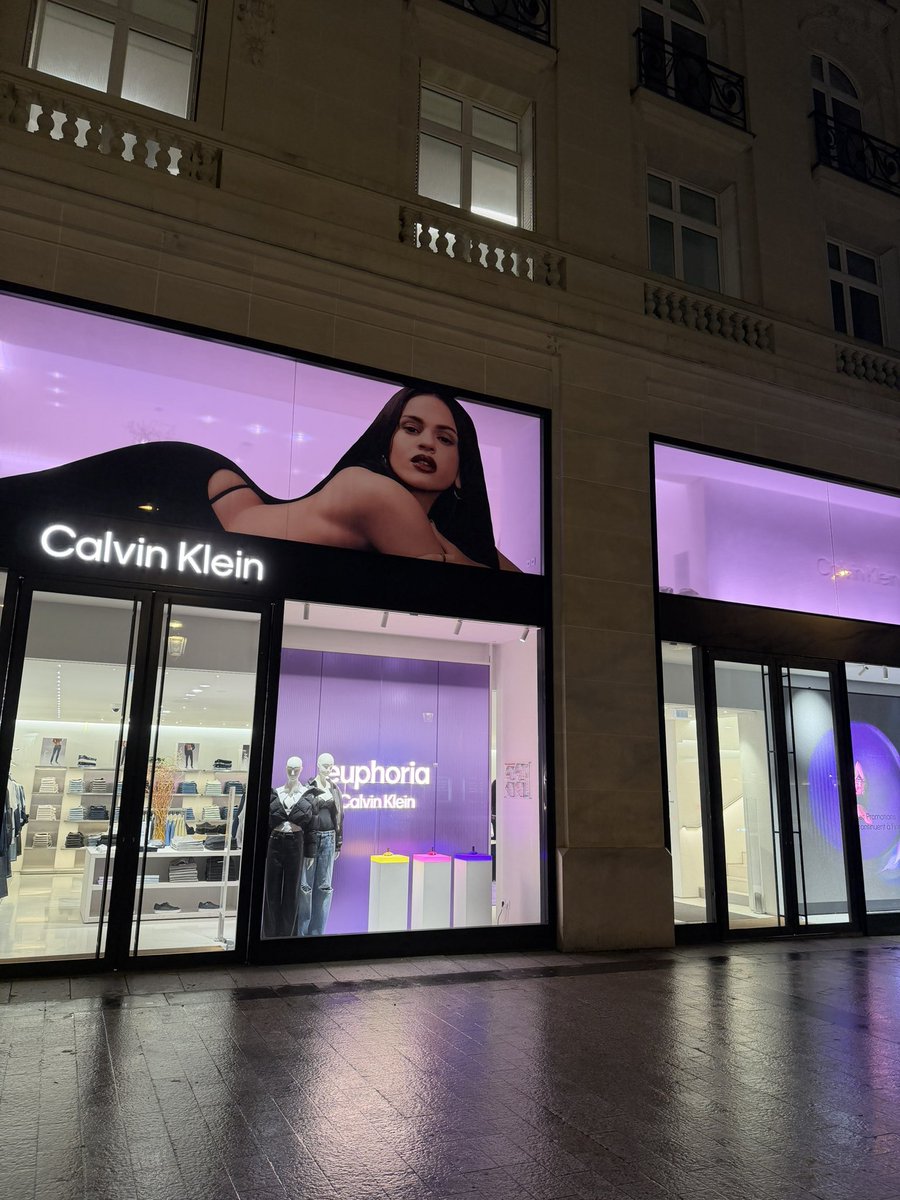 Rosalía en las tiendas de Calvin Klein en Paris