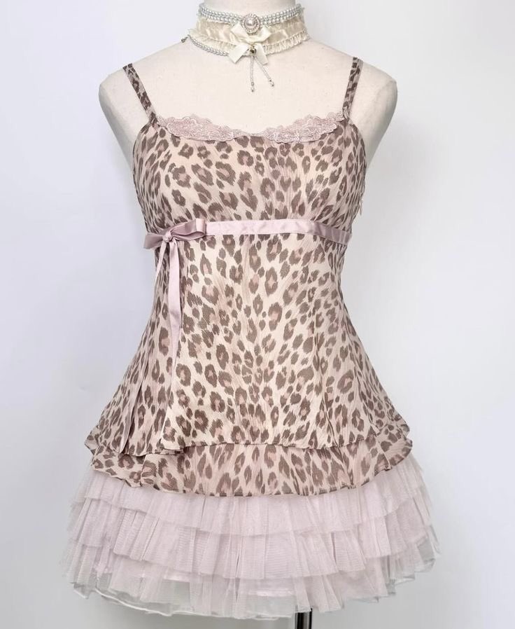 I need this dress so bad 
It's so cute, I'm going insaneeee