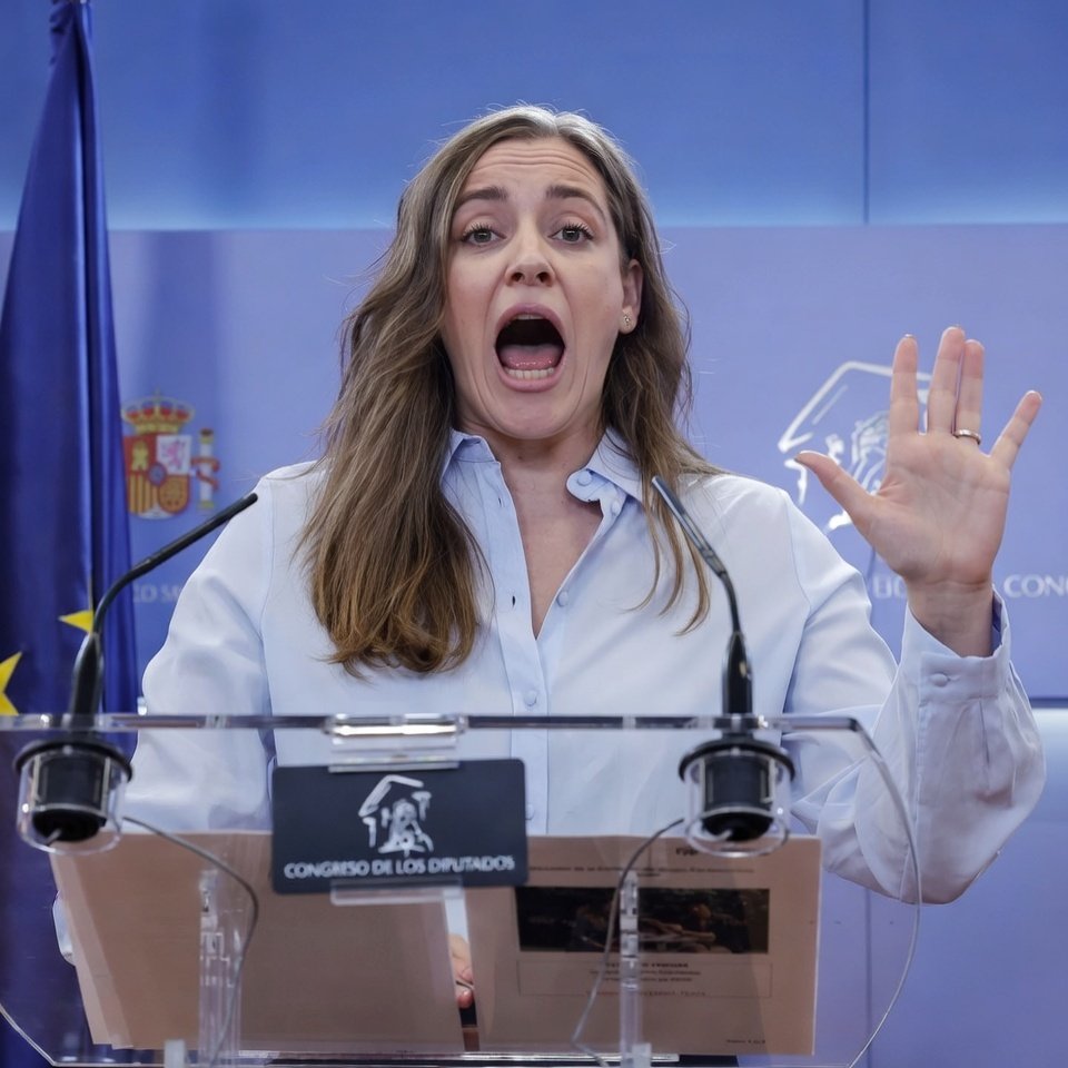 JonayRLpez's tweet photo. @EsterMunoz85 ¿Que Feijóo se iba de vacaciones con un narco? ¡¡NO ME LO CREO!! https://t.co/hJaOkI2b3D