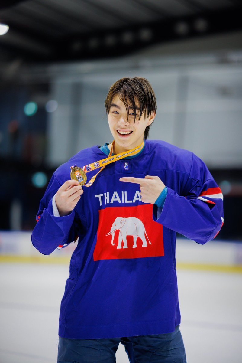 Kinn_ts's tweet image. ยินดีกับเหรียญทองในทีมชาติอันแรกด้วยภูมิใจมากๆเลยเคน ที่ผมอยากพูดถึงคือความฝันของการที่พี่น้อง 3 คนได้เล่นในทีมชาติและได้มี เหรียญทองที่สร้างชื่อเสียงให้กับประเทศไทย สิ่งนี้คือความฝันเล็กๆที่ไม่เคยได้บอกใคร วันนี้น้องเล็กของบ้านได้ทำมันสำเร็จแล้ว