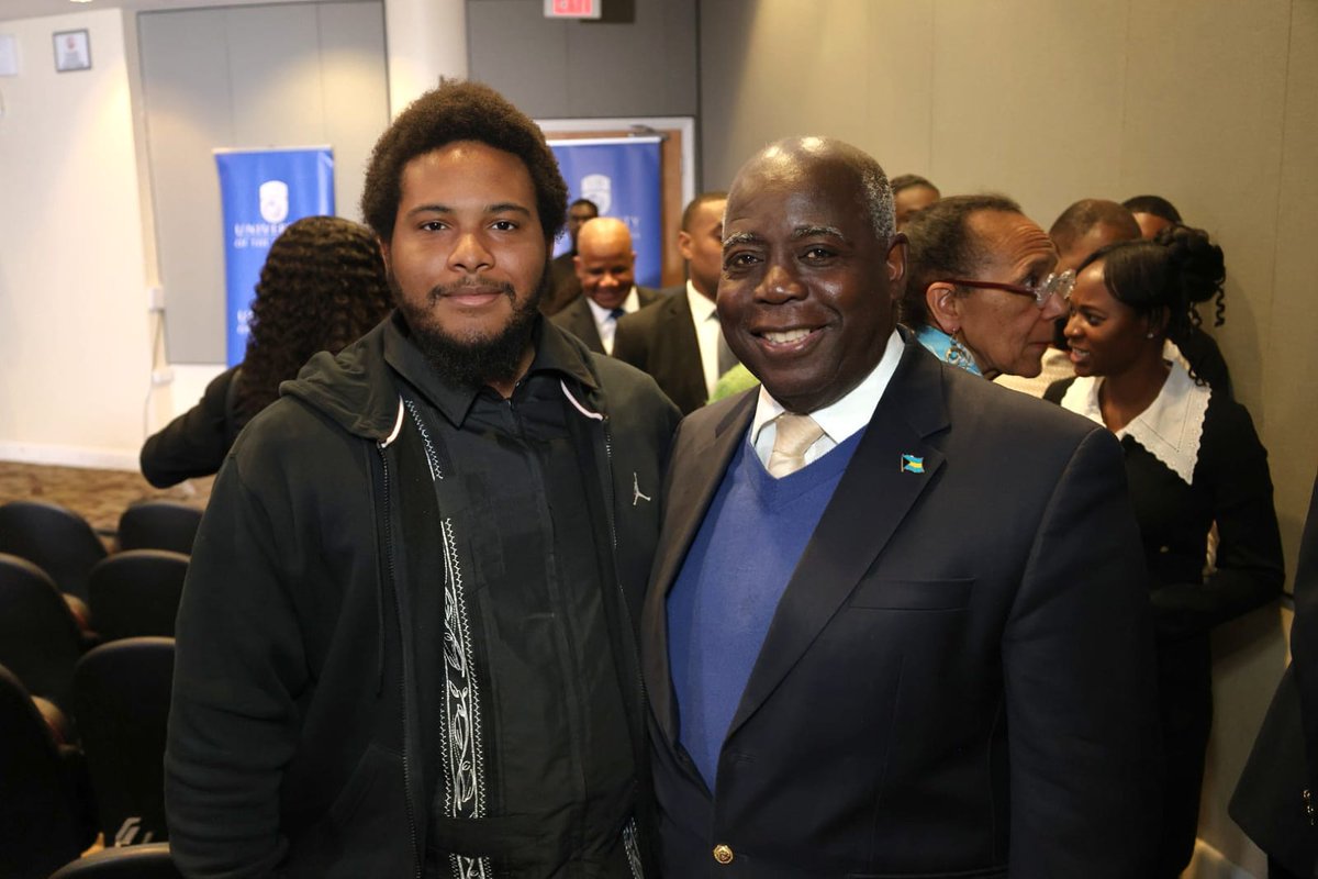 HonPhilipEDavis's tweet image. One of my favorite parts of this job is meeting people like Antonio Carlos.

Antonio is a talented young Bahamian studying art at the University of The Bahamas and already making his mark in digital animation. His work has earned two awards in the Central Bank Art Competition,