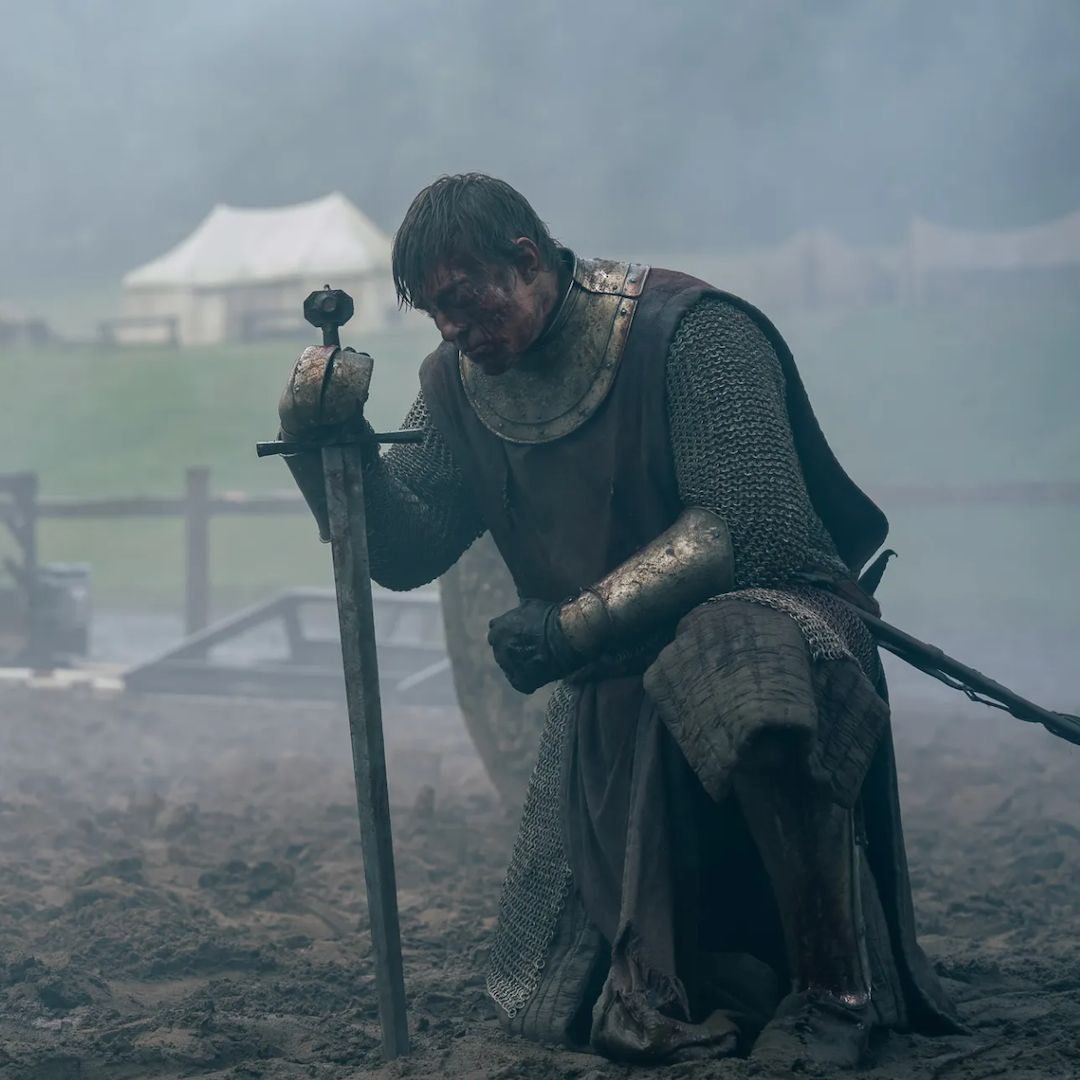 HBO no tenía confianza en El Caballero de los Siete Reinos, por eso lo retrasaron unos meses. No confiaban en que pudiera gustar tanto como House of the Dragon.

Los datos muestran un escenario opuesto. Más nota en IMDB y 13M de visualizaciones por episodio. Un éxito rotundo.