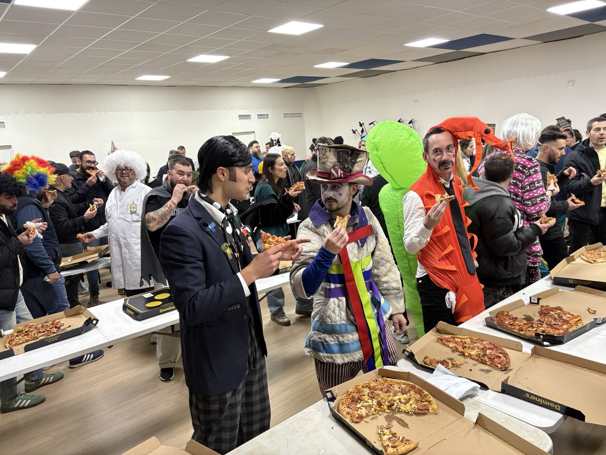 🎭 Como ya es tradición, al finalizar el ensayo de hoy, celebramos nuestro particular concurso al mejor disfraz, un momento muy esperado que combina creatividad, risas y un ambiente de auténtica convivencia entre compañeros y amigos.

Gracias a todos por participar y por
