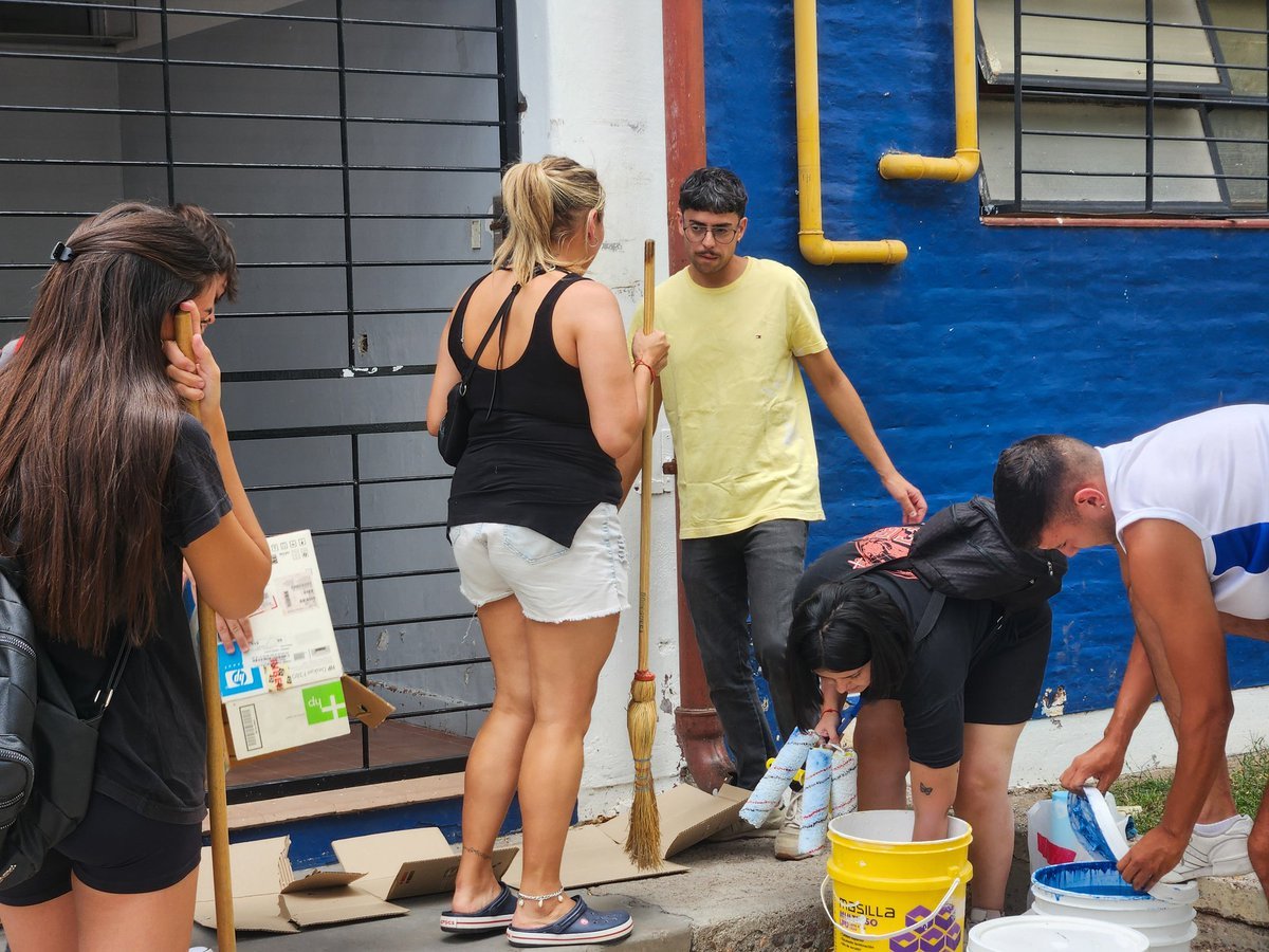La <a href="/JRGodoyCruzMza/">Juventud Radical Godoy Cruz</a> visitó junto a <a href="/TadeoGZ/">Tadeo Garcia Zalazar</a> la Escuela Da Vinci en #VillaDelParque en el marco del  voluntariado  #ColaborArte junto a su Directora con el objeto de fortalecer a la comunidad educativa del oeste de #GodoyCruz.