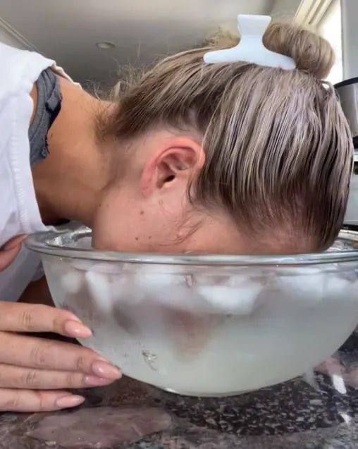 La ansiedad no solo está en tu cabeza.

Se almacena en tu sistema nervioso.

Aquí tienes 9 maneras de liberarla (sin medicamentos) 🧵

1. Agua fría en la cara.