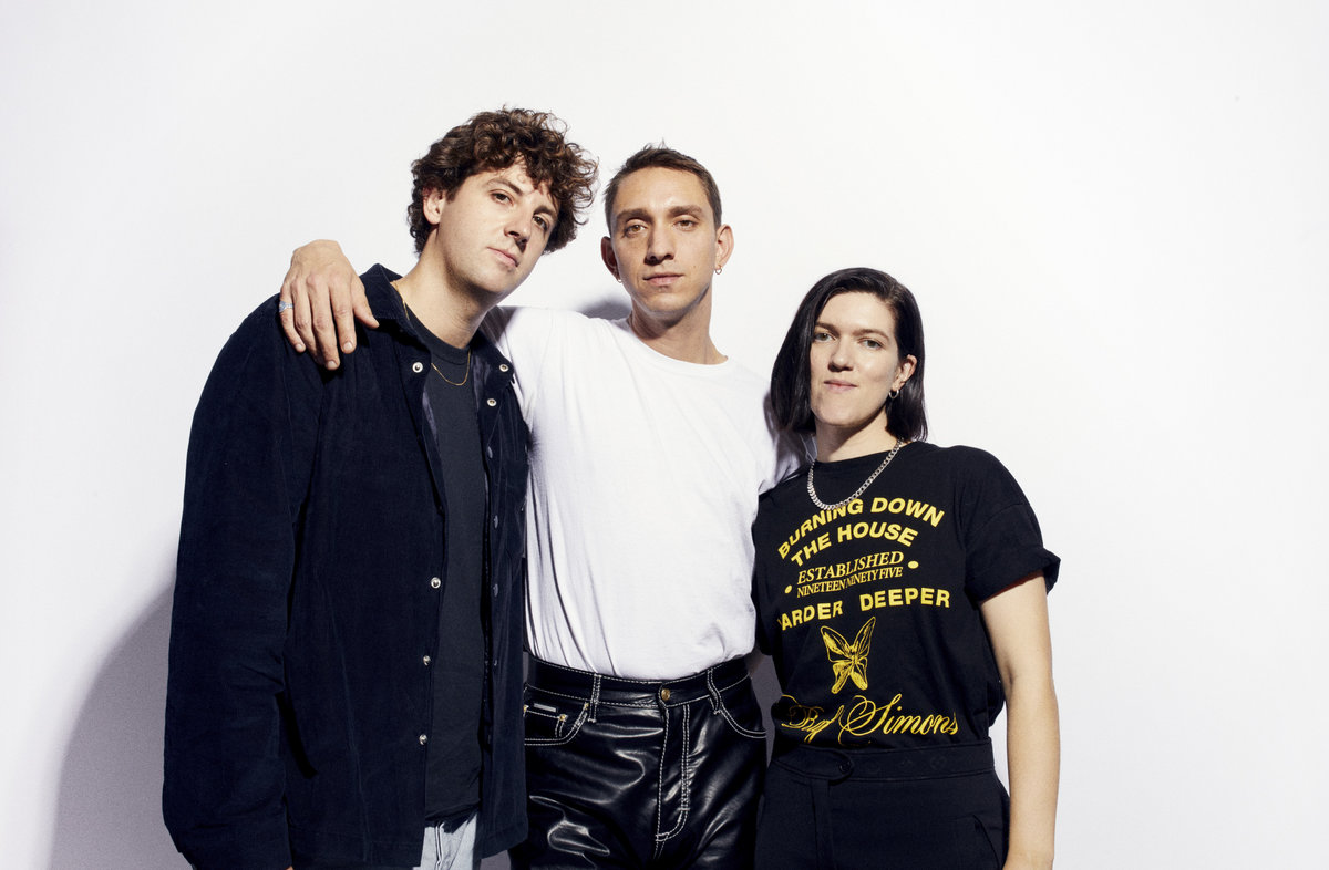 bchartsnet's tweet photo. ATENÇÃO ALTERNATIVAS! The xx faz anúncio do anúncio e diz que divulgará novidades no dia 23 de fevereiro. Novos shows da banda de muito queixo e talento começam em 4 de abril, com um possível novo álbum. Preparados? https://t.co/nDEYa1l9oX
