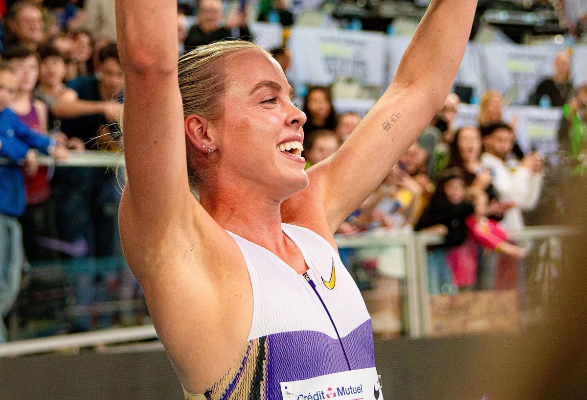 Sportzhub's tweet image. WORLD RECORD 

Keely Hodgkinson clocks 1:54.87 in Liévin to smash the world short track 800m record — nearly a full second faster than the previous mark set in 2002.

Simply sensational.   sportzhub.com/article/hodgki…

#KeelyHodgkinson #800m #WorldRecord #IndoorAthletics