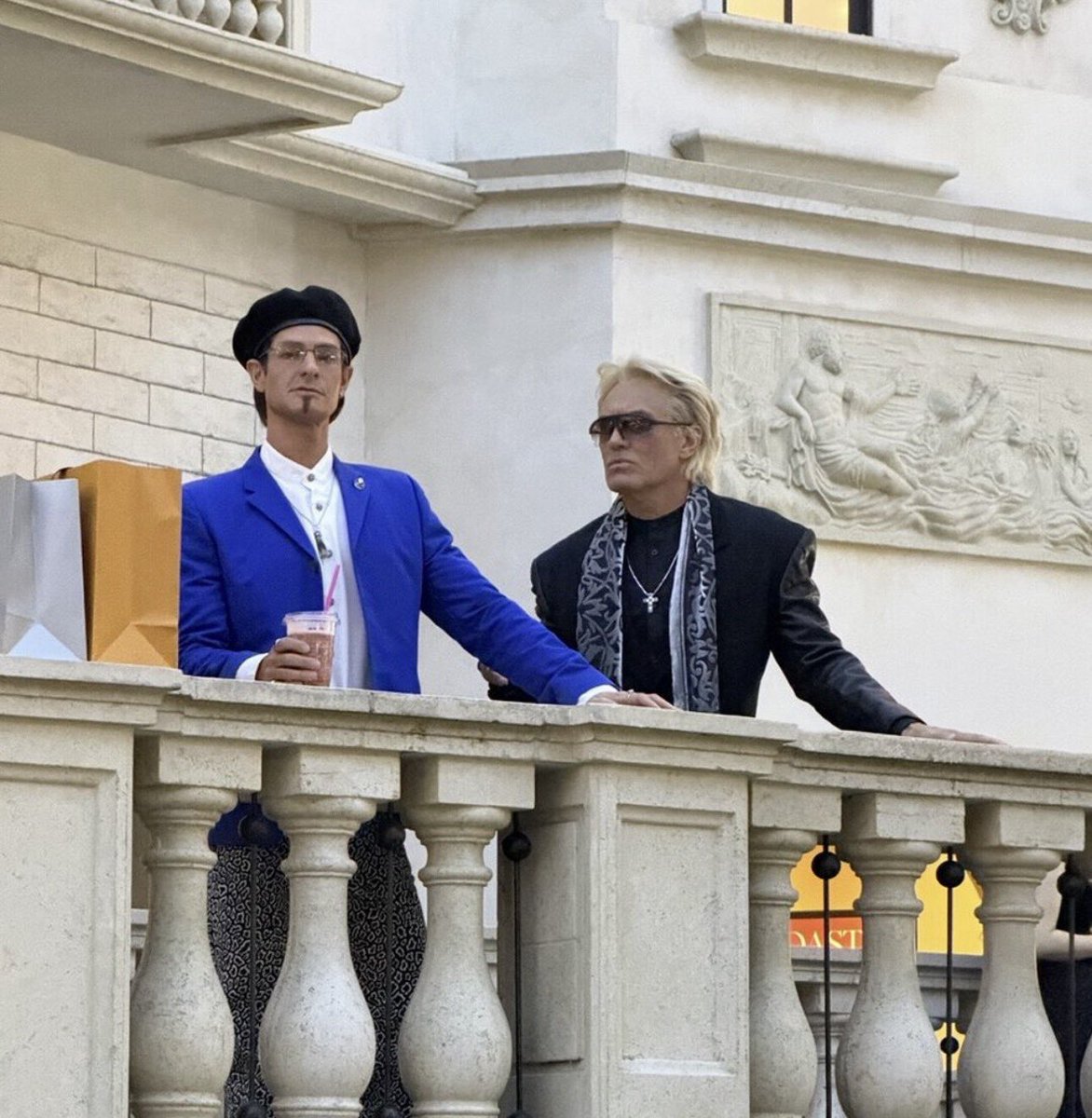 AppleTVNewsHub's tweet image. First on-set photos of Jude Law and Andrew Garfield in #WildThings.

The #AppleTV limited series follows two showmen-magicians who blur illusion and reality—until tragedy turns their final Las Vegas show into a mystery.