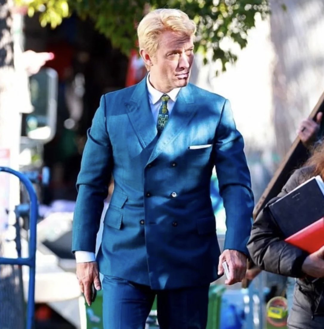 AppleTVNewsHub's tweet image. First on-set photos of Jude Law and Andrew Garfield in #WildThings.

The #AppleTV limited series follows two showmen-magicians who blur illusion and reality—until tragedy turns their final Las Vegas show into a mystery.