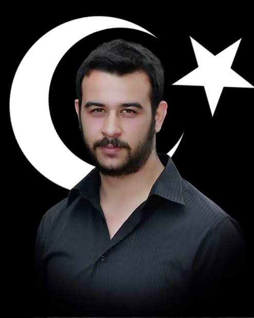Henüz 24 yaşındayken üniversiteli teröristler tarafından şehit edilen Fırat Yılmaz Çakıroğlu'nu, şehadetinin 11. yılında rahmetle anıyoruz.

Tarih okurken tarih yazan yiğit!