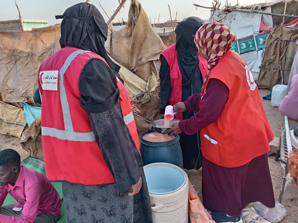 SRCS_SD's tweet photo. The Sudanese Red Crescent Society, Northern State Branch, Al-Daba locality, continues its charitable work at the truck complex for the second day in Ramadan breakfast was provided at the Amtar Gate complex.
#Ramadan2026 #SRCS https://t.co/YeJl93X7lO