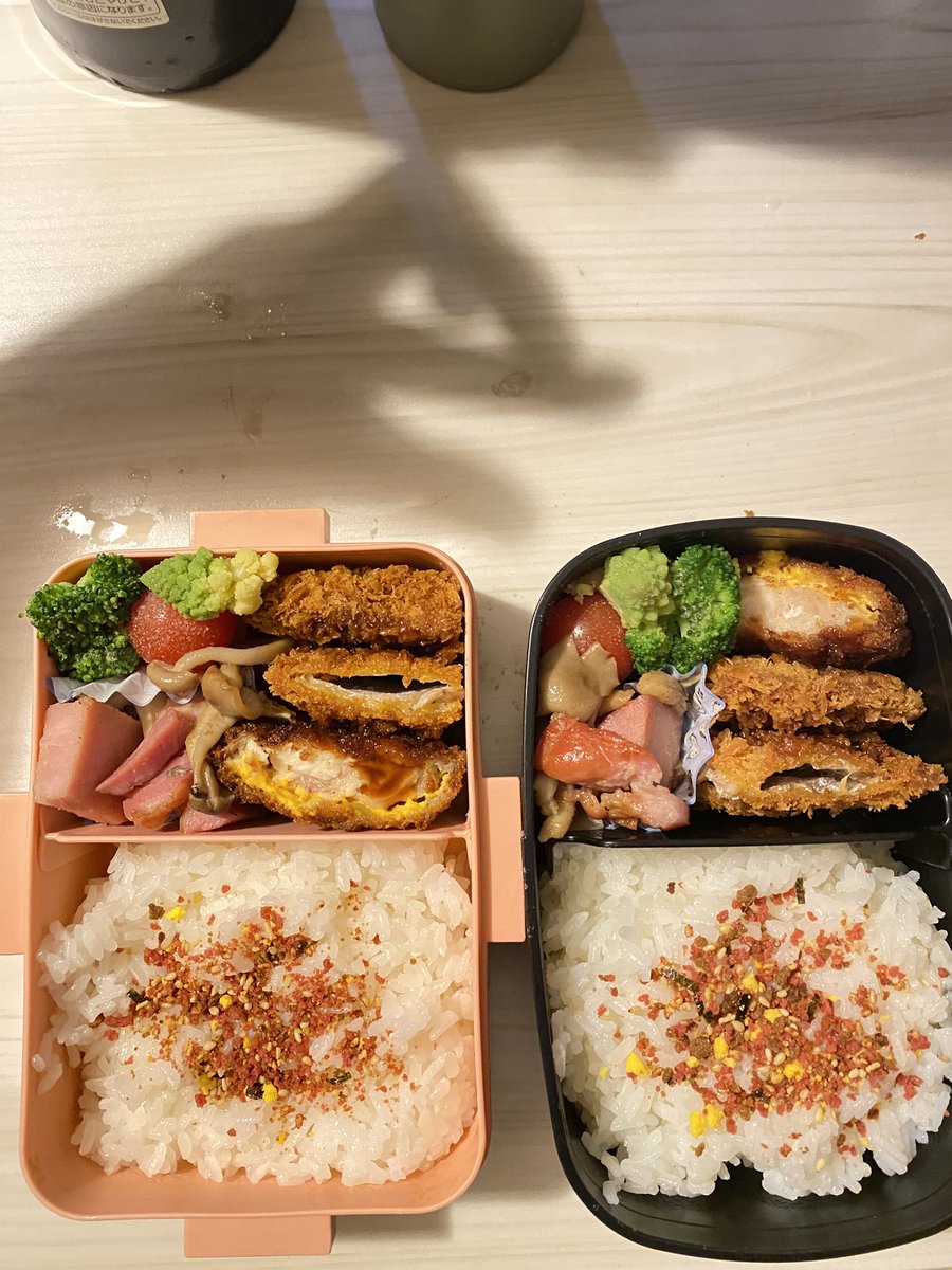 good morning😌 lunch boxes for D&S 100/600🍱 Done😌 Watching the