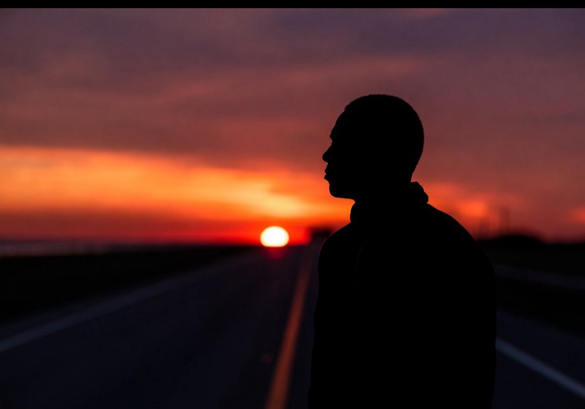 Gen de lè, orizon an se sèl kote ki pa fè w mal. 🗽🌅
Dèyè chak bèl foto solèy kouche, gen yon kalkil frèt ant fatig kò a ak fòs volonte w. Se pa sou chwa 'bon' ak 'move' n ap debat, se sou ki sakrifis ki nesesè pou n pa kraze anba pwa beton an.
Kite wout la di sa bouch pa ka